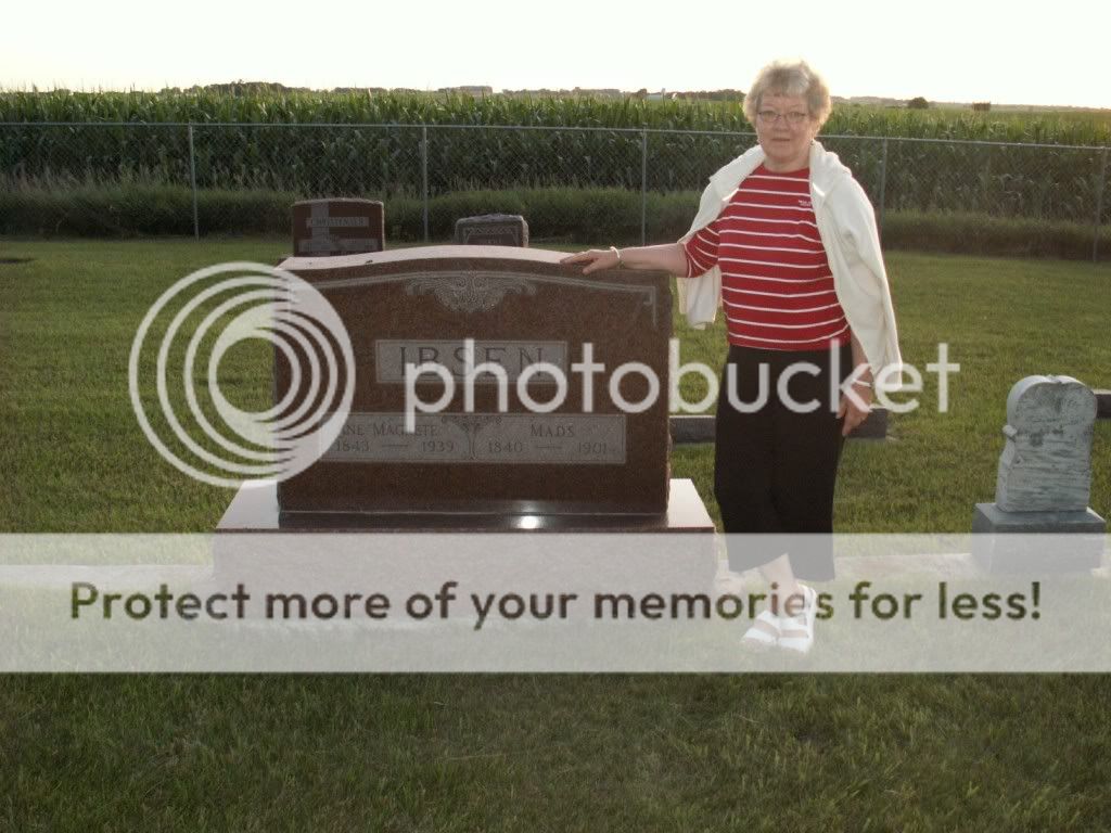 Danish Days 2009 SD Mich. Author Joy Ibsen holds songfest